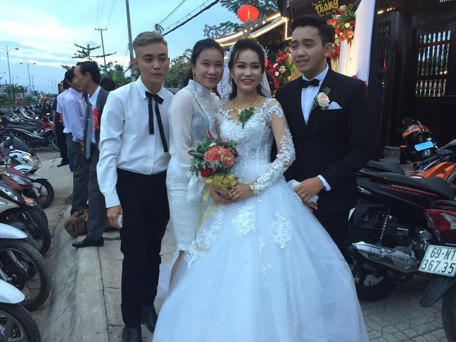 Hình ảnh chú rể khóc như mưa trong ngày cưới vì thương bố mẹ vợ đã gả con gái cho mình khiến cộng đồng mạng xôn xao